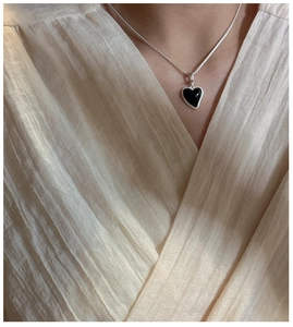 Détail du collier coeur en argent S925 avec pendentif agate noire sur mannequin