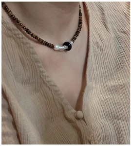 Détail du collier de perles en argent S925 avec perles en bois œil de tigre marron