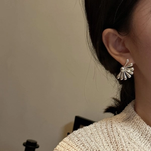 Minimalist S925 sterling silver fan-shaped earrings worn by a model in a modern style
