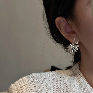 Elegant S925 sterling silver flower earrings featuring a radial vintage design for women