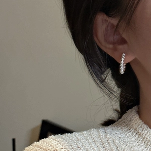 Minimalist S925 sterling silver hoop earring with twisted bead texture on female model