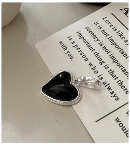Détail du pendentif cœur en argent S925 avec agate noire et poinçon latéral gravé