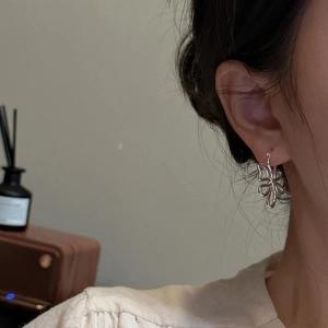 Boucles d'oreilles fleurs en argent massif S925 au design épuré et ajouré pour femme