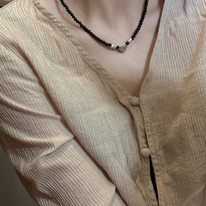 Collier avec pendentif cœur en argent S925 et perles d'agate noire sur un mannequin