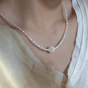Elegant S925 sterling silver necklace with freshwater pearl cluster on a ribbed top