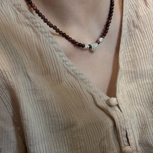 Collier en argent S925 fait main avec perles d'agate noire et pendentif cœur texturé