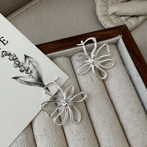 Élégantes créoles en argent sterling S925 en forme de fleur dans une boîte à bijoux