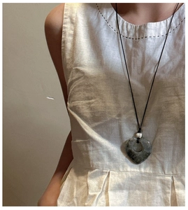 Dettaglio della collana con ciondolo a cuore in pietra naturale con chiusura in argento