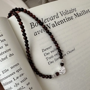 Collier en argent S925 avec perles rouge foncé et pendentif cœur martelé