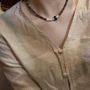 Collier minimaliste en argent S925 avec perles œil de tigre brunes et perle baroque