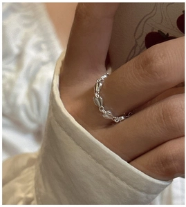 Close-up of S925 sterling silver heart-shaped chain ring worn on finger in retro style