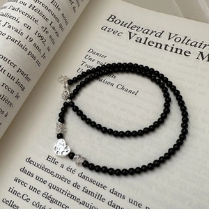 Collier vintage en argent S925 avec perles noires et pendentif cœur sur livre