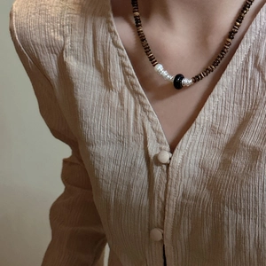 Collier en argent S925 avec perles d'oeil de tigre brunes et perles sur chemise beige