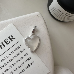 Pendentif coeur en argent S925 avec bord perlé et pierre blanche translucide