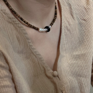 Collier en argent S925 avec perles en bois marron et perle baroque au style rétro bohème