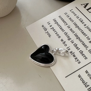 Pendentif cœur en agate noire en argent S925 avec bordure perlée au style rétro chic