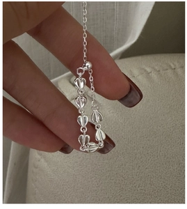 Macro shot of S925 sterling silver heart-shaped pull-chain ring with polished finish