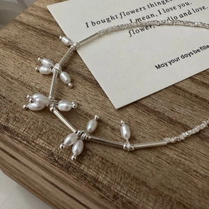 Elegant S925 sterling silver necklace with freshwater pearls and silver beads detail