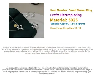 Vue détaillée du service de bijoux fleurs en argent massif S925 sur porcelaine blanche