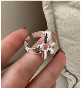 Détail de la bague en argent S925 avec lignes fluides organiques et design ajustable