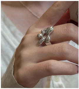 Vue détaillée d'une bague en argent sterling S925 avec motif fleur en métal liquide