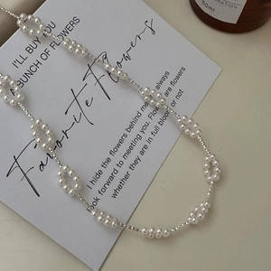 Schicke S925 Sterlingsilber Perlenblumenkette auf einem minimalistischen ästhetischen Grund