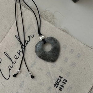 Collana in argento S925 con ciondolo a cuore in pietra naturale e cordino nero