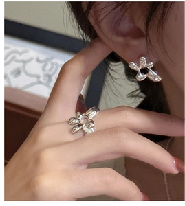 Détail de bague fleur et boucles d'oreilles en argent S925 avec pierres serties