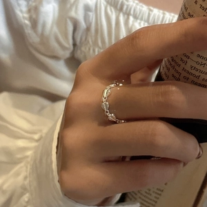 Hand wearing an S925 sterling silver chain ring with a continuous heart-shaped design