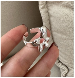 Vue détaillée d'une bague fleur abstraite en argent poli avec anneau ouvert ajustable