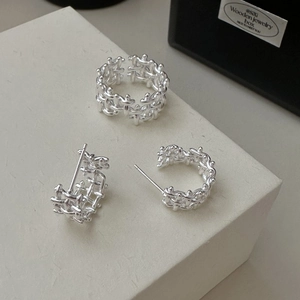 Minimalist S925 sterling silver woven ring and C-hoop earrings set on jewelry stand