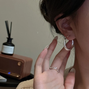 S925 sterling silver twisted hoop earrings and ring set in a minimalist vintage style