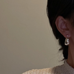 Minimalist S925 sterling silver hoop earrings with irregular liquid metal texture design
