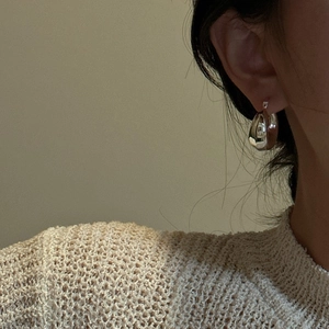 Polished S925 sterling silver chunky teardrop hoop earrings for women in minimalist style