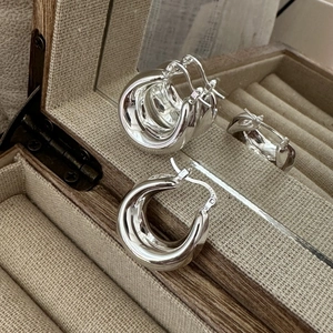 Polished S925 sterling silver chunky hoop earrings displayed in a luxury wooden jewelry box