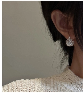 Detailansicht der S925 Sterling Silber Hohlkugel-Ohrringe getragen zum beigen Strick