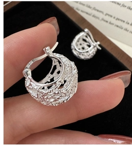 Nahaufnahme der S925 Sterling Silber Hohlkugel Ohrringe mit eingraviertem Materialstempel