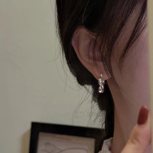Orecchini a fiore minimalisti in argento S925 con trama a onde su lobo dell'orecchio