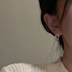 Orecchini a cerchio chunky in argento sterling S925 con finitura lucida su modella