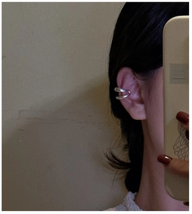 Manchette d'oreille minimaliste en argent S925 avec design double ligne croisée