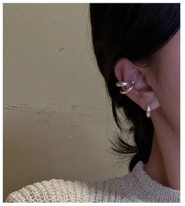 Détail d'un ear cuff double couche en argent S925 mat porté sur l'oreille du modèle