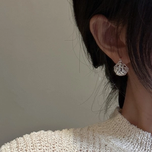 Minimalistische S925 Silber Hohlkugel Ohrringe an Modell bei sanftem Licht gezeigt