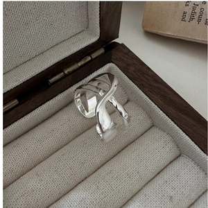 Macro di anello argento minimalista a doppio strato ondulato in una scatola da regalo