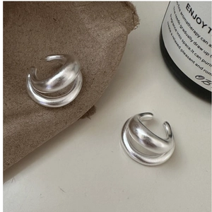 Détail macro du double clip d'oreille minimaliste en argent fin 925 fini mat