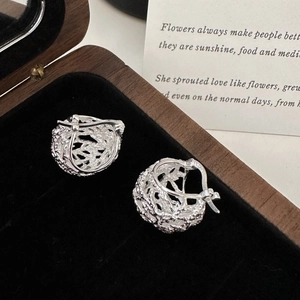 Minimalistische S925 Sterling Silber Hohlkugel Ohrringe auf schwarzer Samtschmuckschatulle