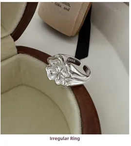 Vue détaillée de la bague en argent 925 forme fleur irrégulière sur boîte en velours
