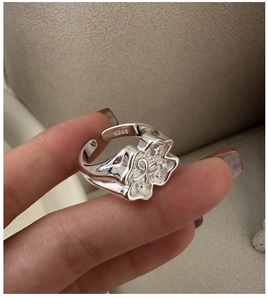Détail macro d'une bague en argent S925 avec gravure de nœud et de l'étoile