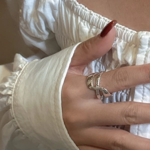 Anello minimalista in argento sterling S925 a doppio strato indossato da una modella
