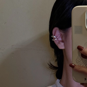 Manchette d'oreille double en argent sterling S925 minimaliste portée sur l'oreille