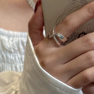 Anello doppio strato minimalista in argento S925 con un design a croce lucido